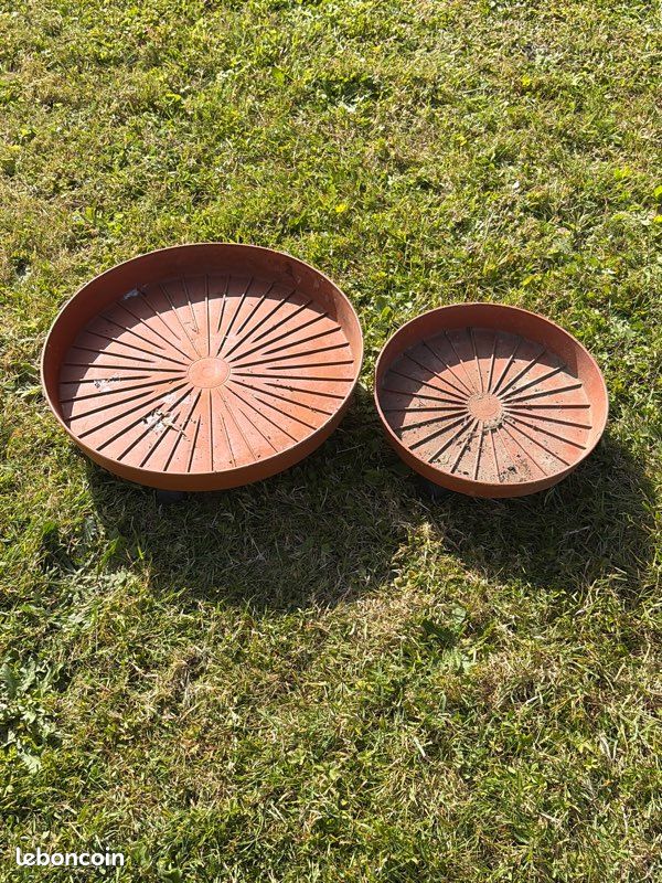2 sous pots à roulettes 30 cms et 42 cms (image 1)