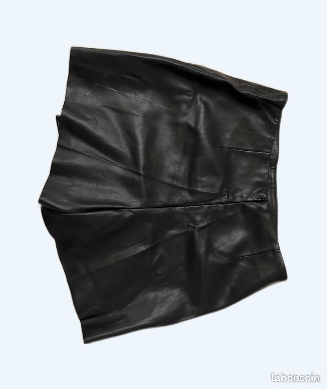 Jupe Zara de la taille XS, de couleur fleurs