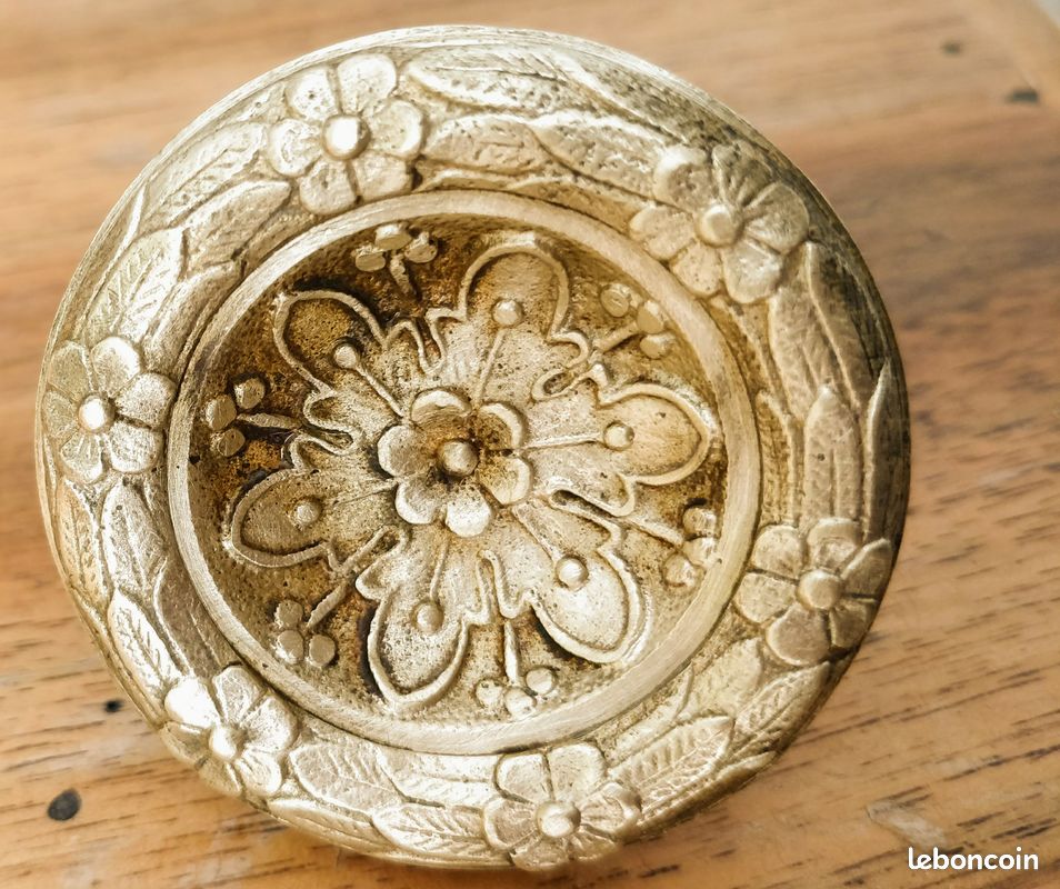 Ancienne quincaillerie d'ameublement : Bouton de meuble en laiton (image 1)