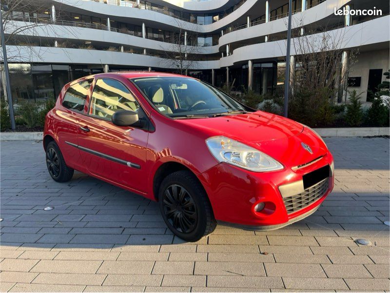 Renault Clio 1.4 très bon état et propre - Voitures