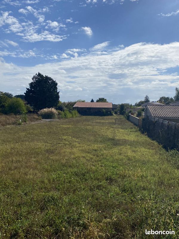 Terrain constructible 1750 m² Arveyres Zone UCc Potentiel locatif · 130 000 €