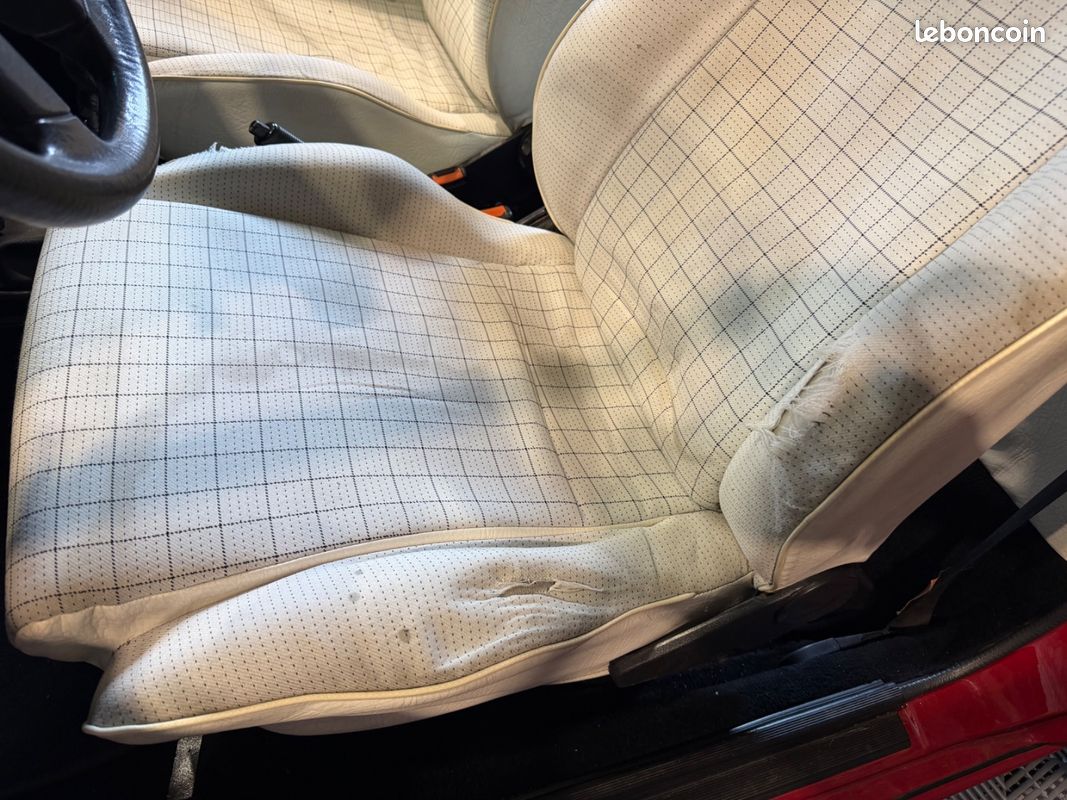 VOLKSWAGEN GOLF CABRIOLET 1.8 90ch - MOTEUR REFAIT 5000KMS - CAPOTE NEUVE - PEINTURE NEUVE - DOSSIER PHOTO RESTAURATION... (image 33)