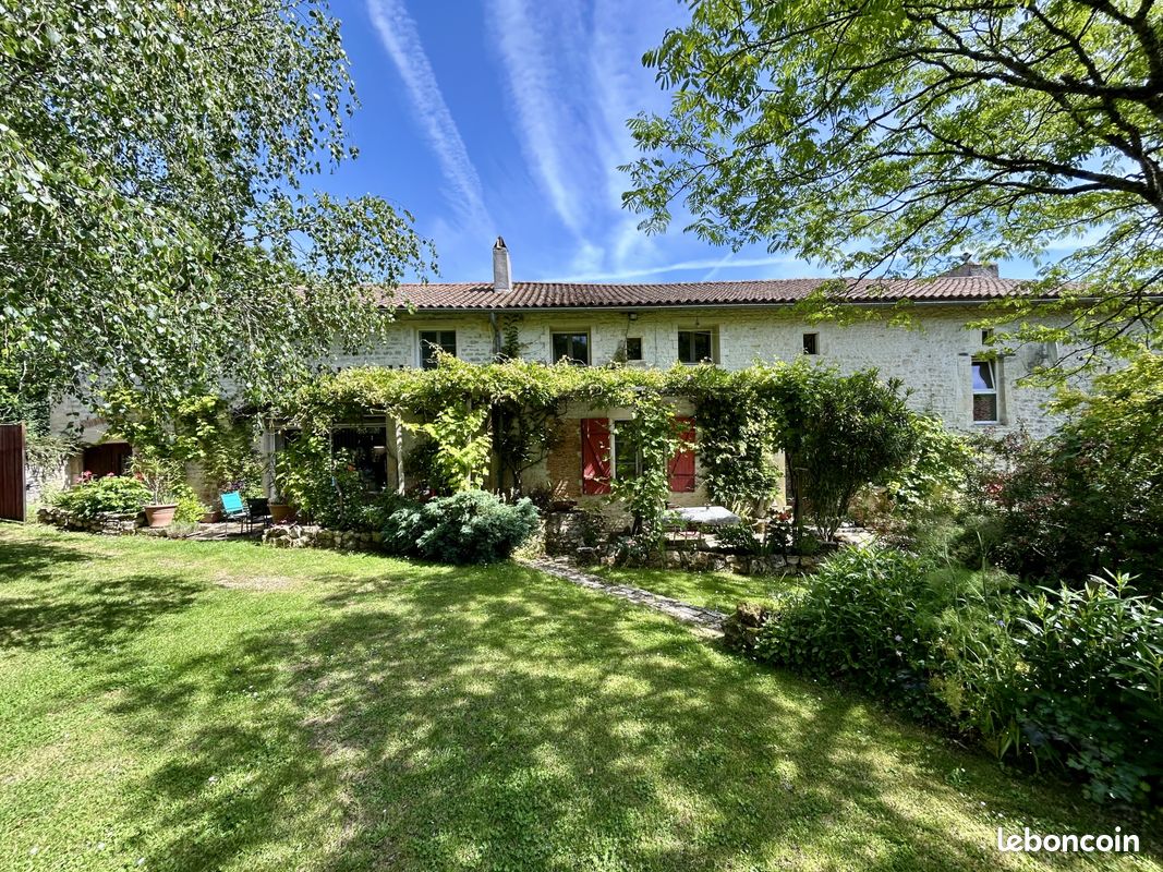 Maison 14 pièces 413 m² · à Limalonges · 413 m² · 350 000 €