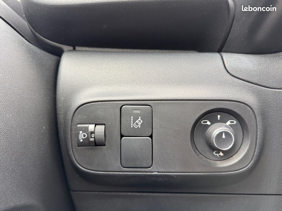 CITROEN C3 C3 Shine BlueHDi 100 SS BVM6 (image 16)