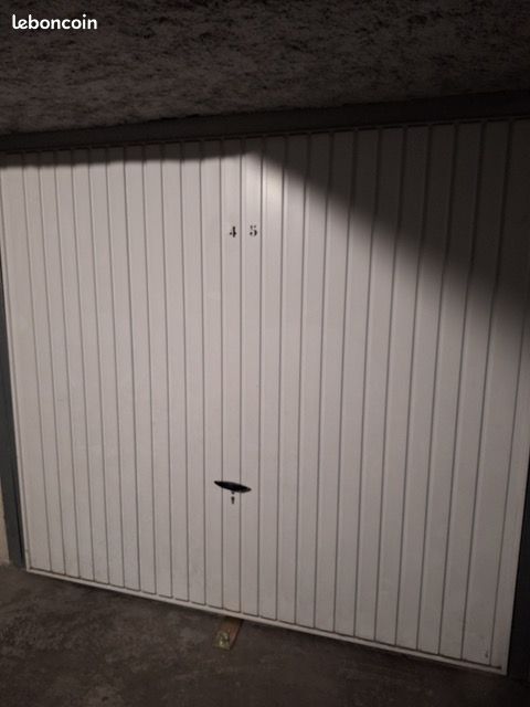 Garage fermé 15m2 · à Saint-Laurent-du-Var · 35 000 €