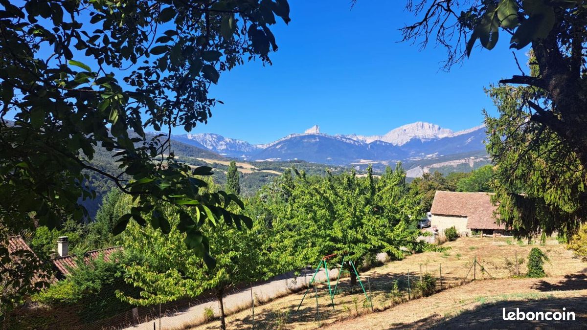 Terrain 851 m² · à Mayres-Savel · 100 000 €