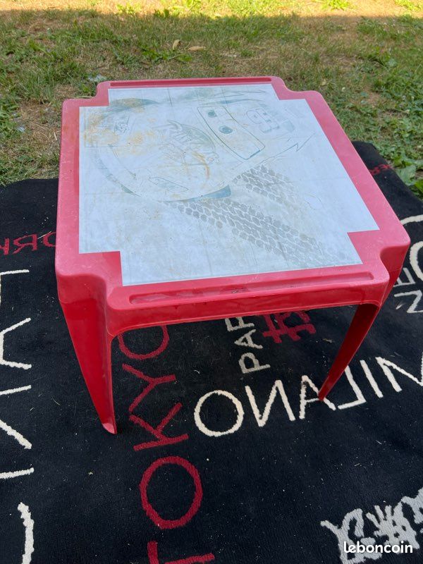 Petite table en plastique pour jeune enfant (image 2)