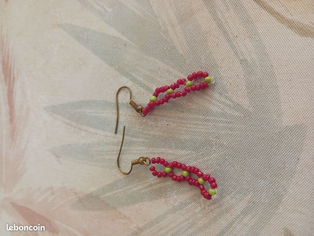 Boucles d’oreilles perles rouges et vertes Fait main Bijou artisanal Cadeau unique (image 2)