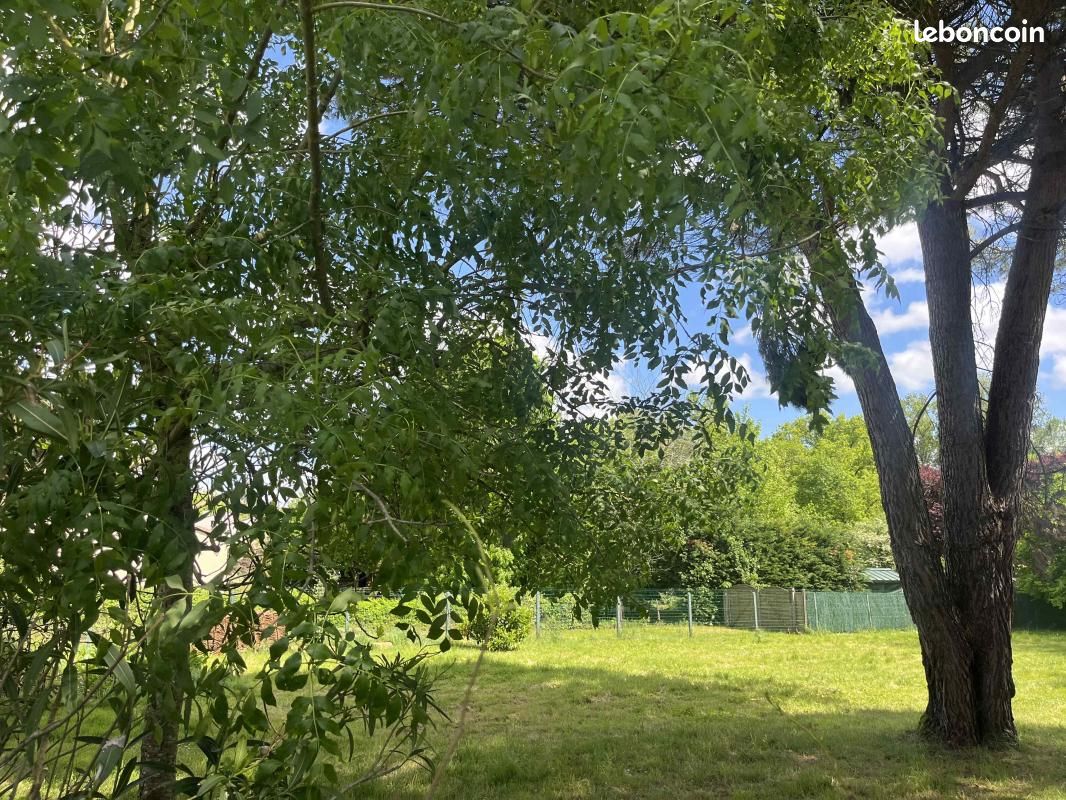 Terrain 700 m² Landiras · 80 000 €