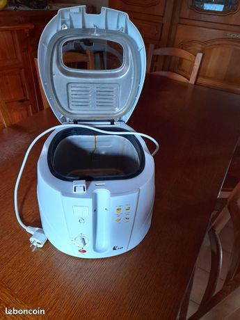 DeLonghi F26215 220 Volt 2.3L Deep Fryer