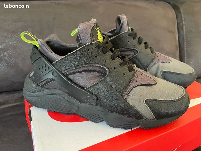 Paire de Nike air HUARACHE noire et grise POINTURE 41 Chaussures