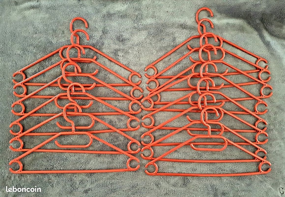 Cintres enfants rouge (image 1)