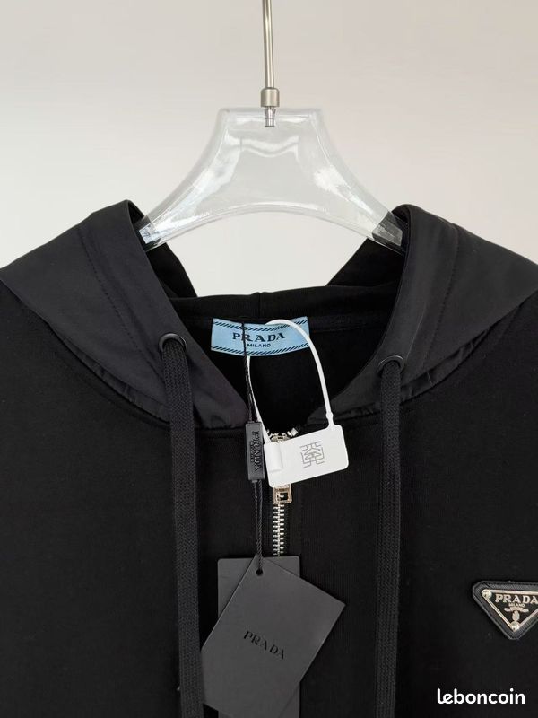 Sweat à capuche Prada noir pour homme, détails contrastés, manche logo (image 3)