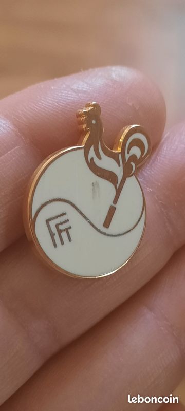 broche pin FFT Fédération Française de Tennis 2 é balle