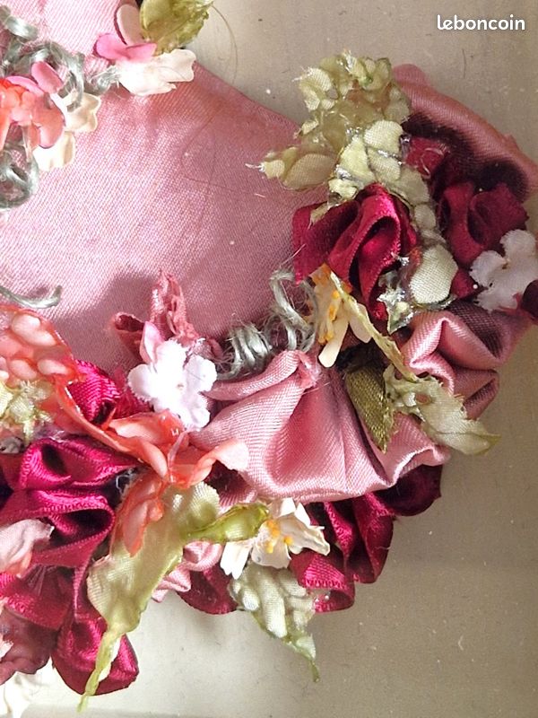 Cadre sous verre décoratif romantique 3D - Buste de poupée jeune femme style victorien et fleurs en tissu" (image 9)