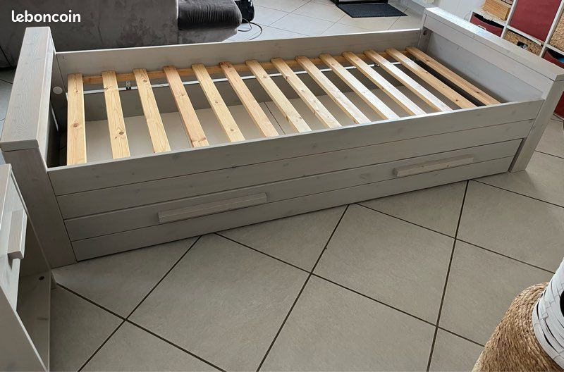 Lit 90 x 200 - matelas - table de chevet (image 4)