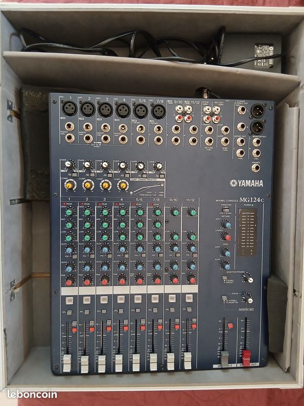 Matériel de sonorisation musique yamaha MG124Ctable de mixage 6 entrées avec câbles et valise métallique de transport (image 1)