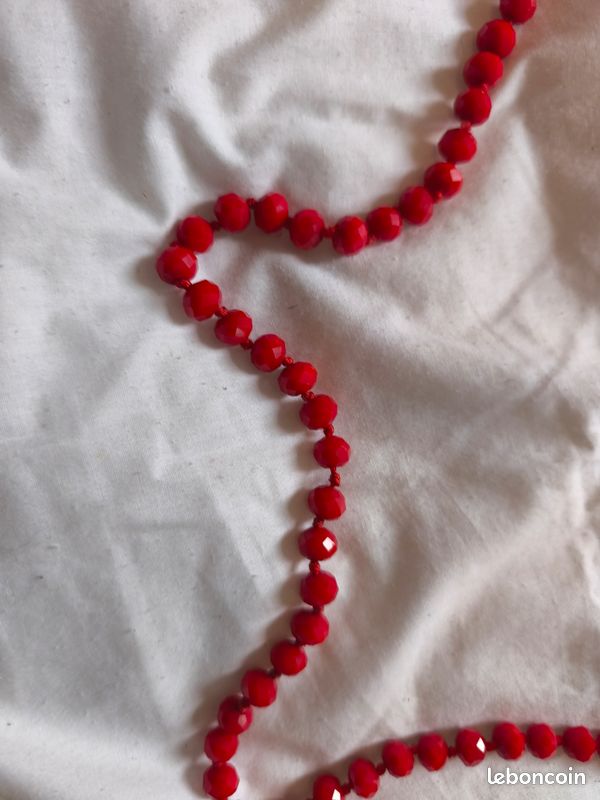 Collier long rouge perles à facettes (image 2)
