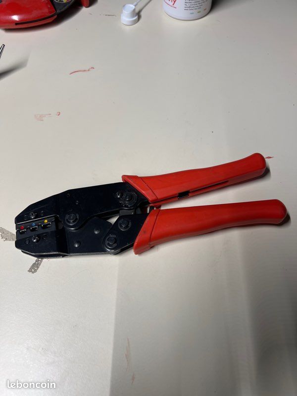 Pince à sertir (image 1)