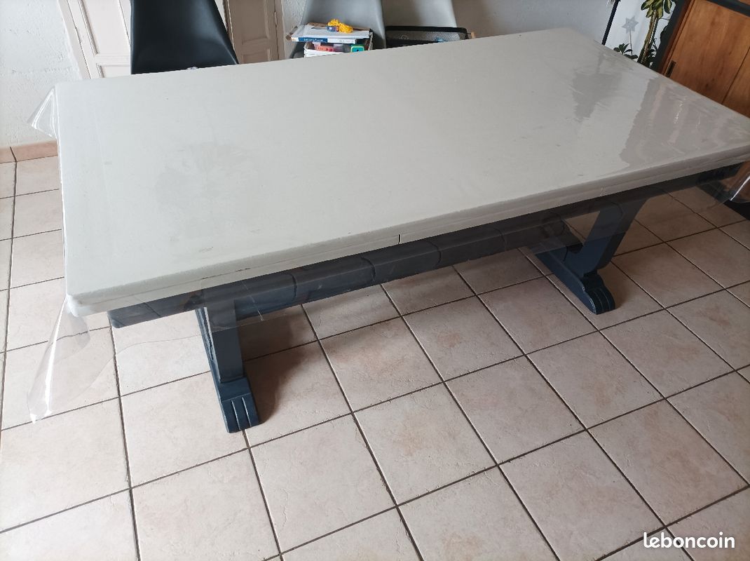Table en bois massif (image 1)