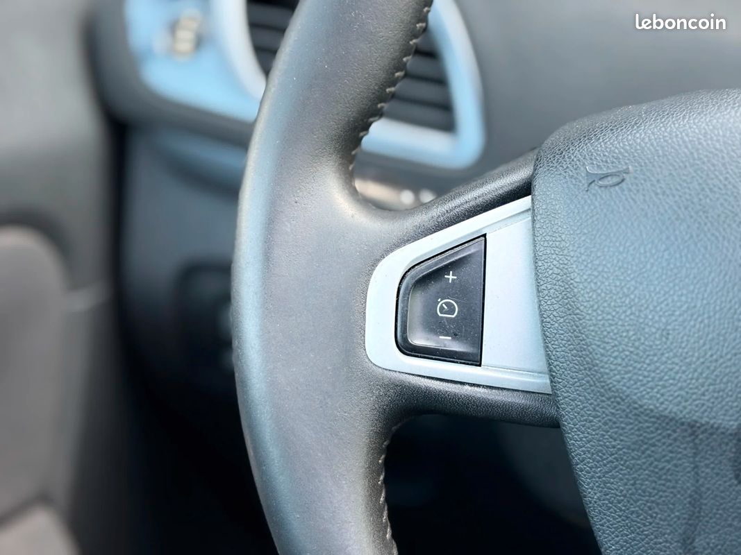 RENAULT SCENIC III dCi 130 FAP Energy eco2 15th - 4 PNEUS NEUFS - MOTEUR À CHAINE - TOIT OUVRANT (image 17)