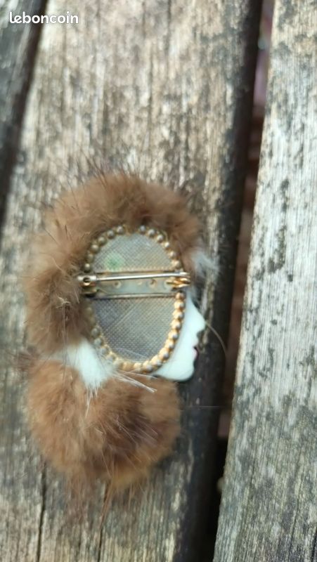 Broche vintage femme chapeau en fourrure et fibres brillantes années 80 (image 3)