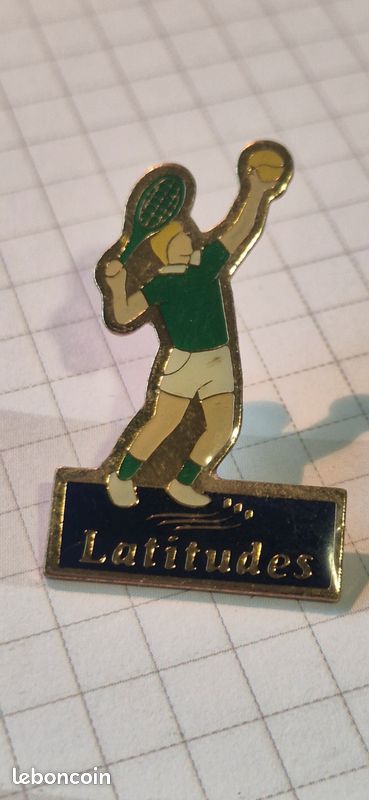 Pin's LATITUDES 🎾 tennisman (image 1)