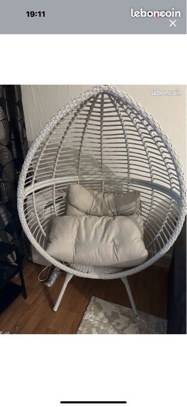 Une chaise suspendu (image 2)