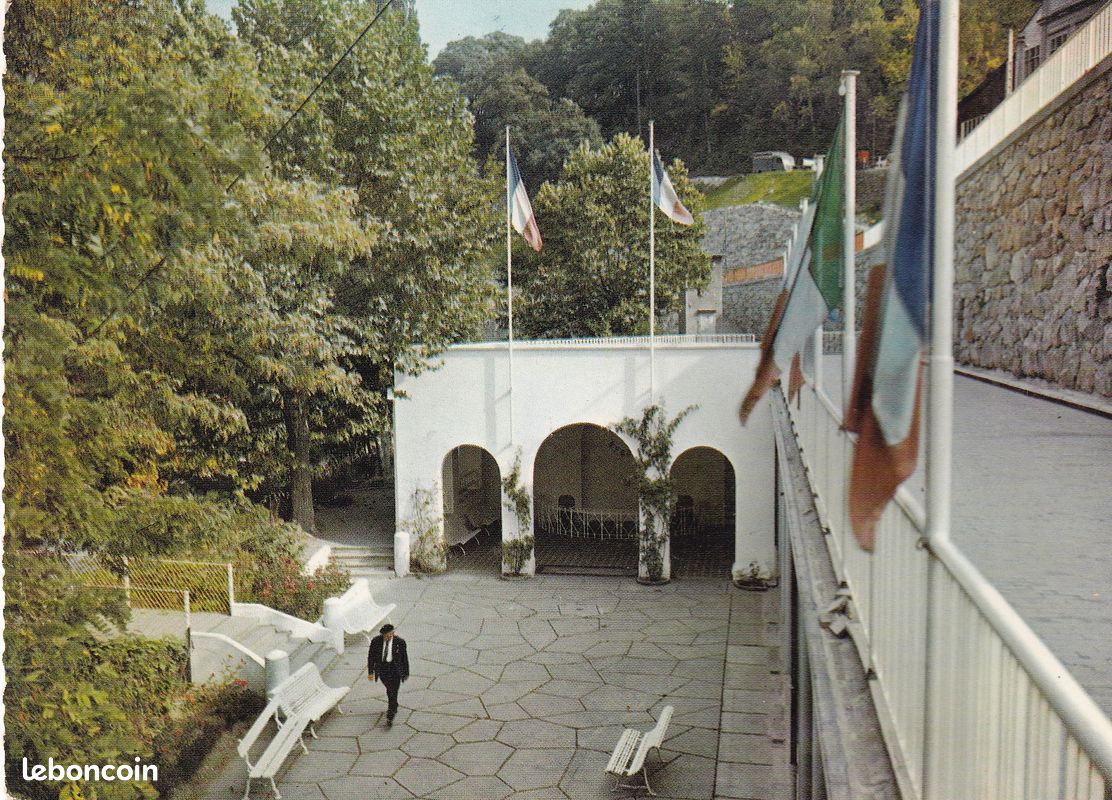 Carte Postale Semi Moderne Rochefort La Gare Routiere Le Monument De