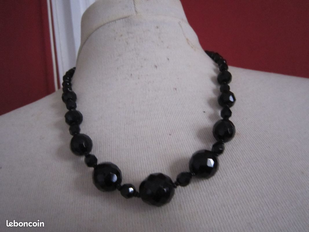 Colliers noirs anciens (image 2)