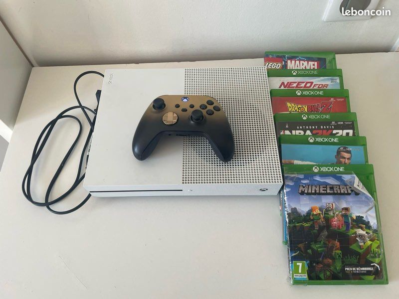 Xbox One S + Manette + Resident Evil Village - Consoles