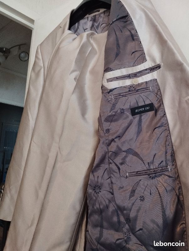 Costume (image 2)