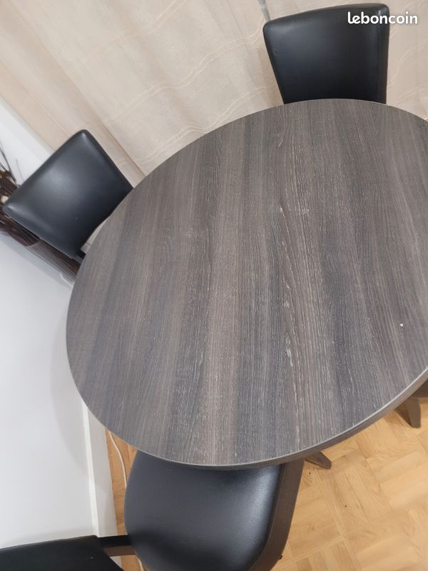 Table avec chaises (image 2)