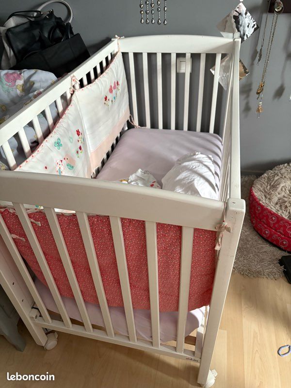 Lit bébé en bois blanc Mobilier enfant