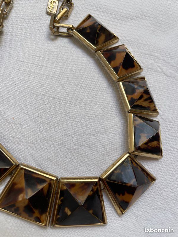 Collier vintage Yves Saint Laurent avec pyramides en relief et résine léopard (image 3)