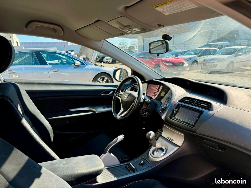 Honda Civic 8 (VIII) 1.8 I-VTEC 140 Ch Type S - 1 ère main - Clim Auto / Bluetooth / Finition Sport Alcantara (image 4)
