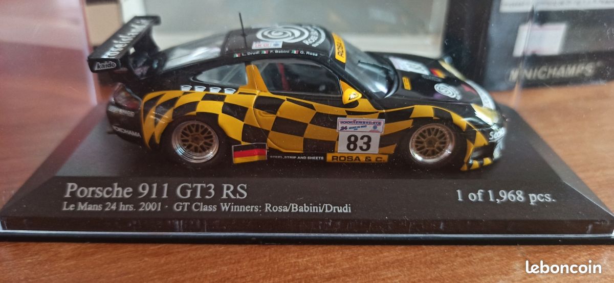 Porsche 911 GT3 RS zwart en geel + geblokte vlag nummer 83 - 24 uur van Le Mans 2001 – 1/43 schaal modelauto | Koop verzamelmodel – Bernard Miniatures