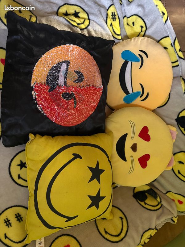 Couverture plaid et 4 oreillers smiley (image 1)