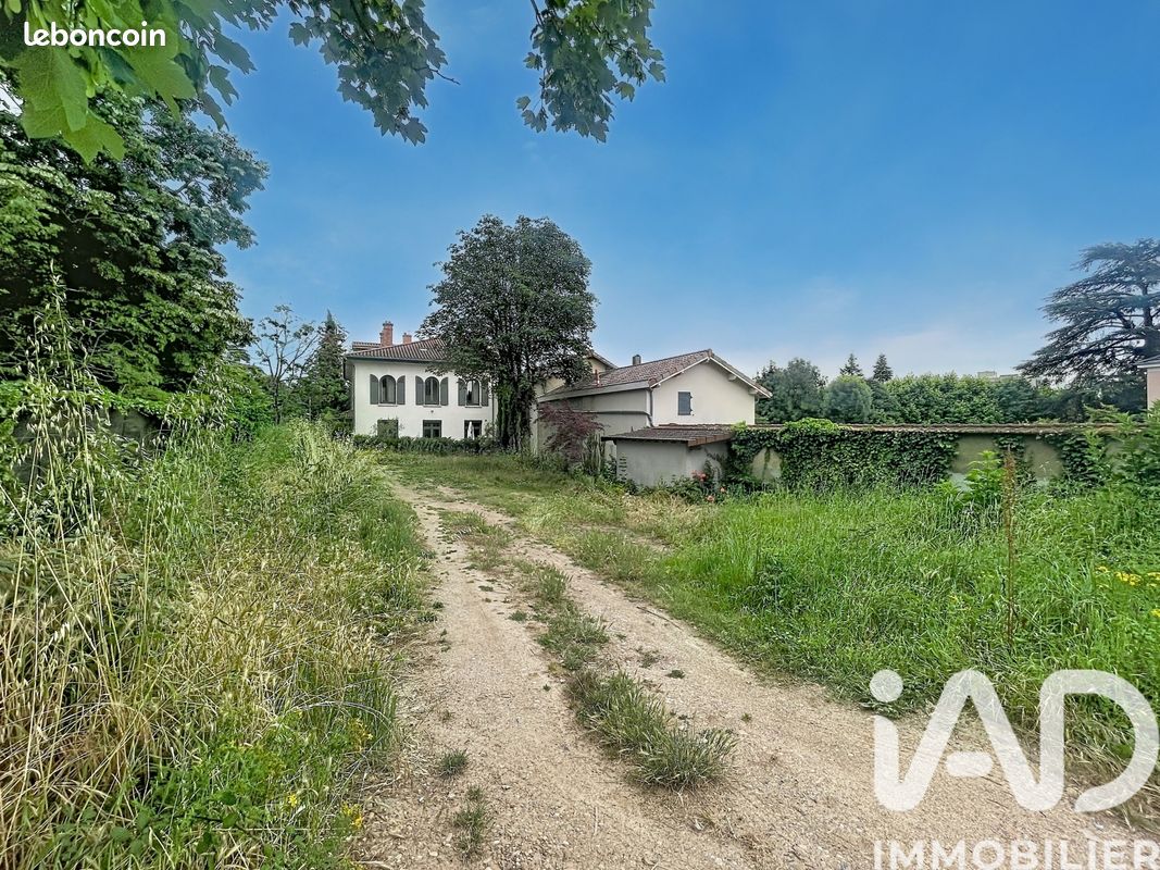 Terrain 911 m² · à Champagne-au-Mont-d'Or · 911 m² · 528 000 €