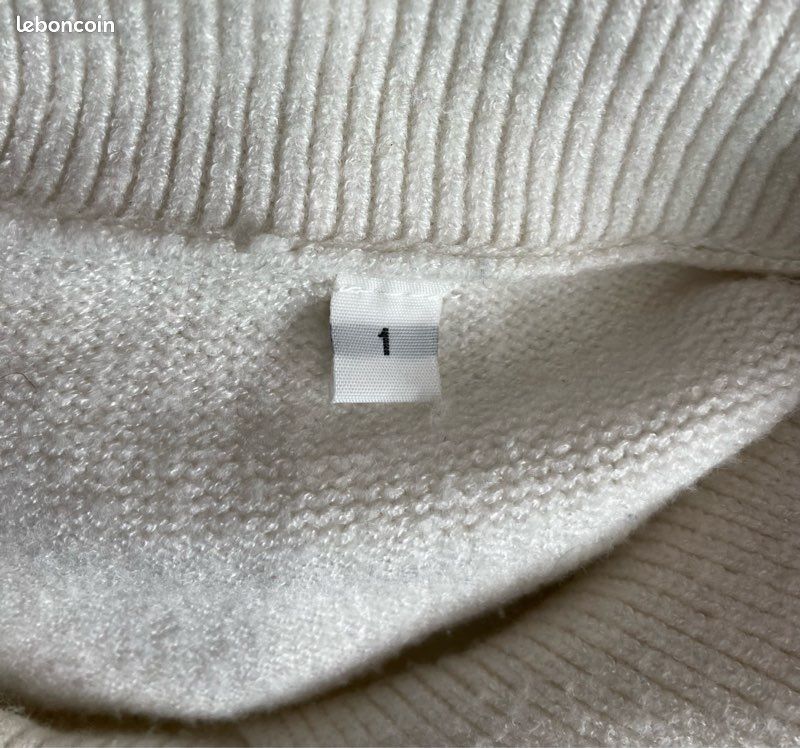 Pull manches longues en maille douce, col côtelé retombant à strass et coupe droite (image 19)