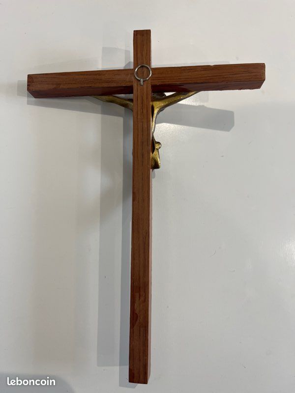 Crucifix mural bois et métal doré (image 3)
