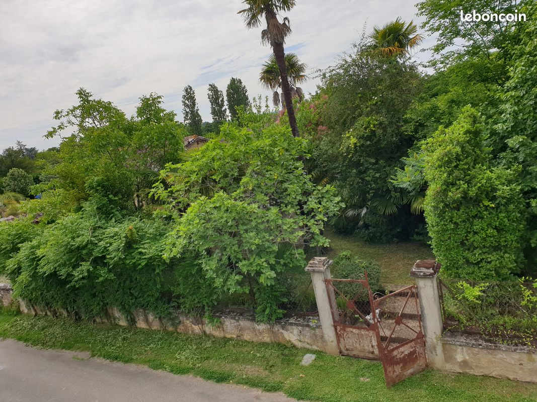 Terrain constructible entièrement arboré dans le village d'Aignan en Armagnac, environnement très calme.1197 m2. Tous commerc