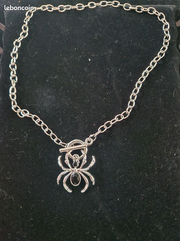 Collier gothique (image 1)