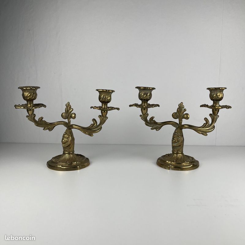 Paire de bougeoirs en laiton doré à deux bras – Style Louis XV rococo , Début XXè (image 1)