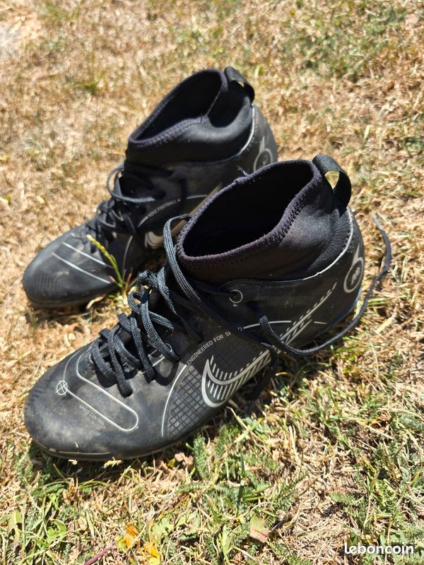 Chaussure foot Nike taille 38.5 (image 2)