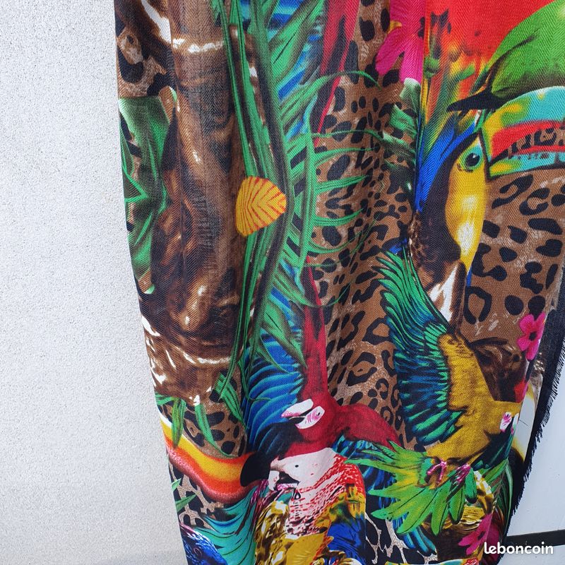 Etole carrée colorée motifs perroquets (image 6)