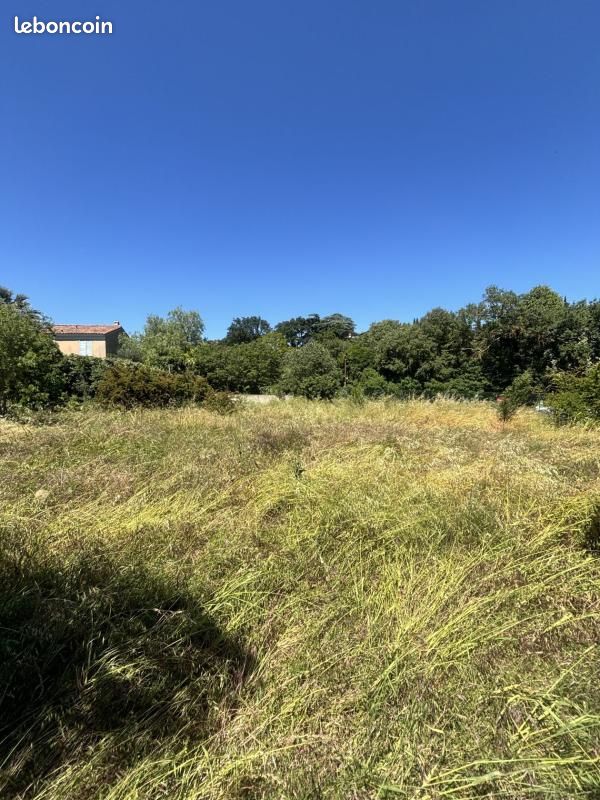Terrain 600 m² Marseille 11E · 335 000 €