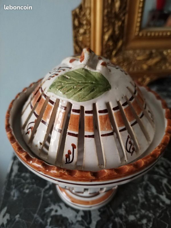 Ancien pot couvert en faïence fine ajourée, décor peint brun et motif feuille. Idéal pot-pourri ou ail/échalotes. H.17 cm, Ø13,5 cm. Fissure visible, vendu en l’état (image 9)