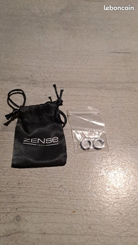 Boucles d'oreilles Clous Homme Phebus Acier argenté et Oxyde de zirconium noire serties de 4 griffes Boucles d'oreilles Clous Homme Phebus Acier argenté et Oxyde de zirconium noire serties de 4 griffes