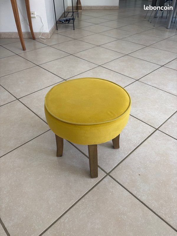 Tabouret Jaune avec Pieds en Bois (image 1)